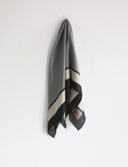 都會緞面方格絲巾